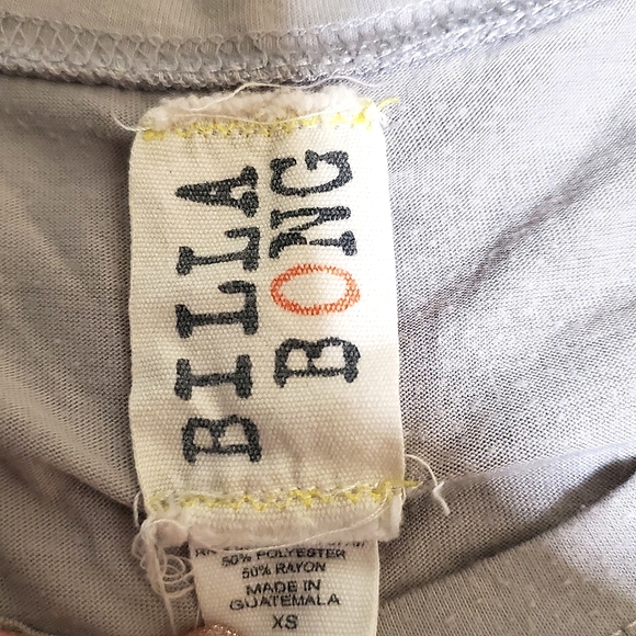 BILLABONG | Women's gray with feather print cap-sleeve t-shirt. - Picture 5 of 8